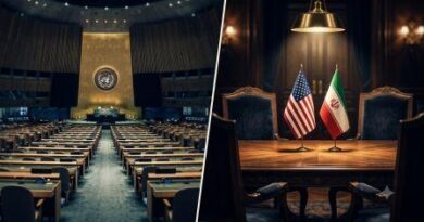 Split-screen illustration showing the empty UN General Assembly hall on the left and a dark negotiating table with US and Iranian flags under a hanging light on the right.